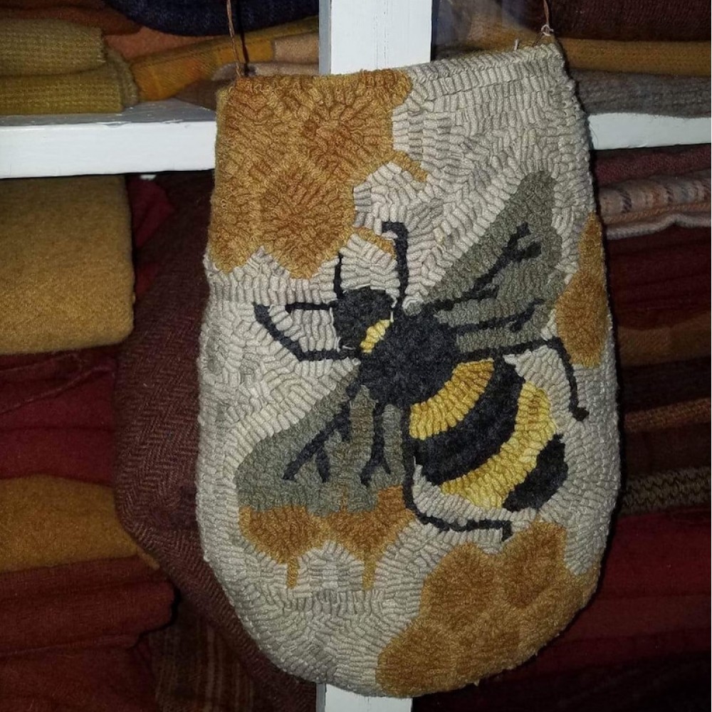 PATTERN:Bee Happy rug hooking hanging pocket pattern TwoOldCrowsNJ